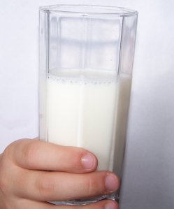 As pessoas com intolerância à lactose não conseguem digerir o açúcar natural presente no leite e nos laticínios